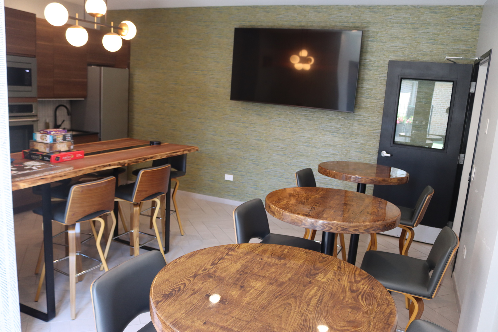 8 W Monroe Street 607