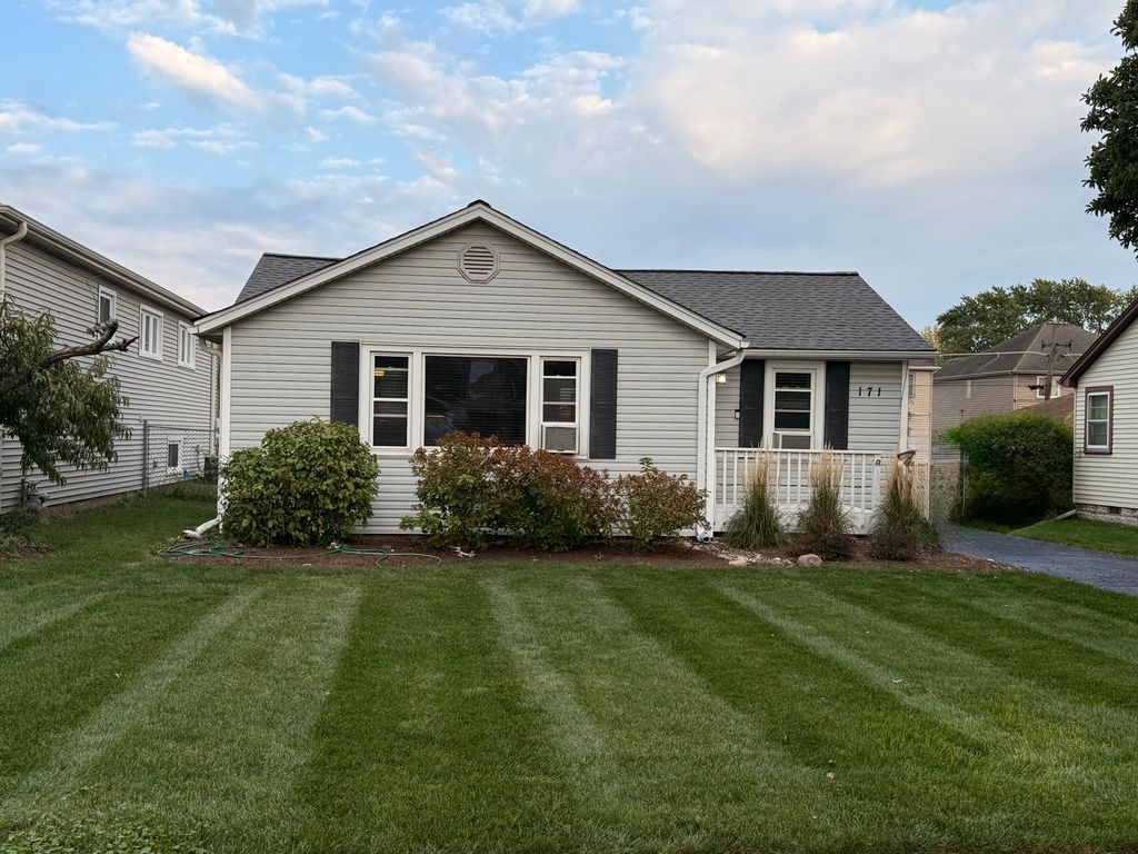 Photo for 171 N Elmwood Avenue, Wood Dale, IL 60191 (MLS # 12491192)