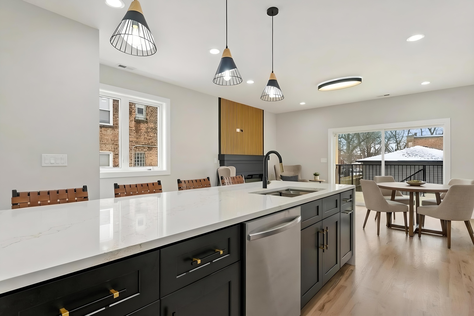 6624 S Champlain Avenue