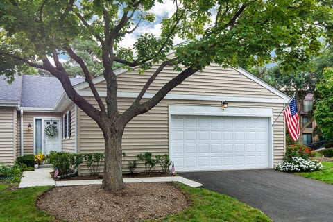 Photo of 7 The Court Of Greenway, Northbrook, IL 60062 (MLS # 12791668)