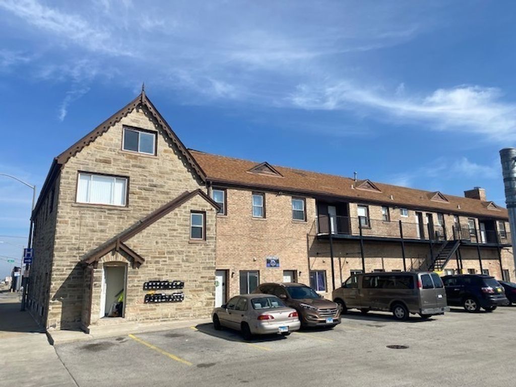 Photo for 171 N 25th Avenue #8, Melrose Park, IL 60160 (MLS # 12458137)