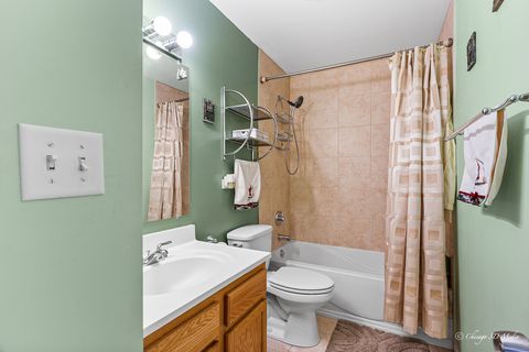 Tiny photo for 183 N East River Road #F4, Des Plaines, IL 60016 (MLS # 12475695)