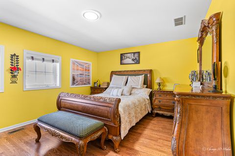 Tiny photo for 183 N East River Road #F4, Des Plaines, IL 60016 (MLS # 12475695)