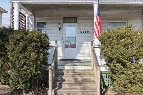 Tiny photo for 705 W Market Street, Bloomington, IL 61701 (MLS # 12566627)