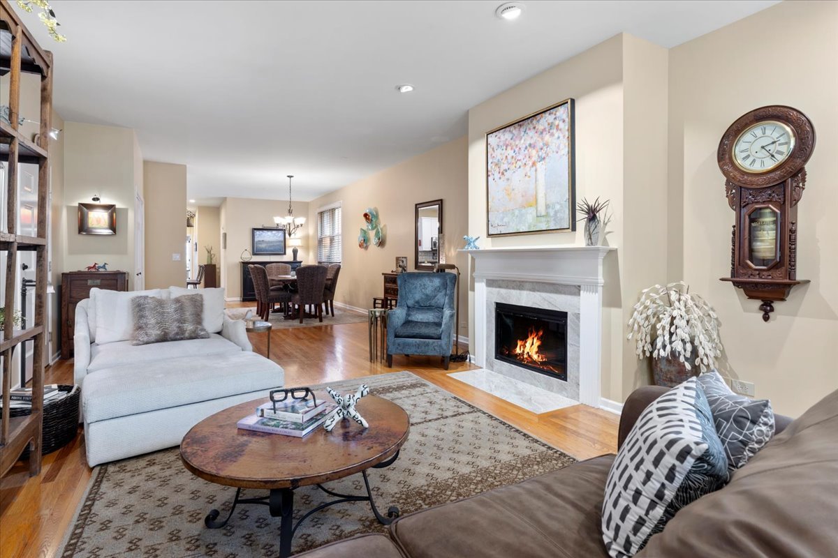 637 W Wrightwood Avenue 4W