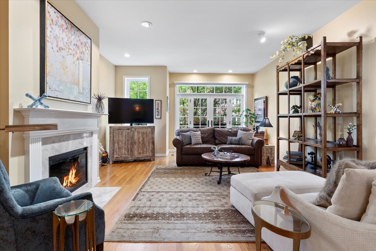 637 W Wrightwood Avenue 4W