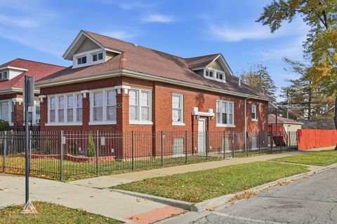 Photo of 1301 N Waller Avenue, Chicago, IL 60651 (MLS # 12516324)