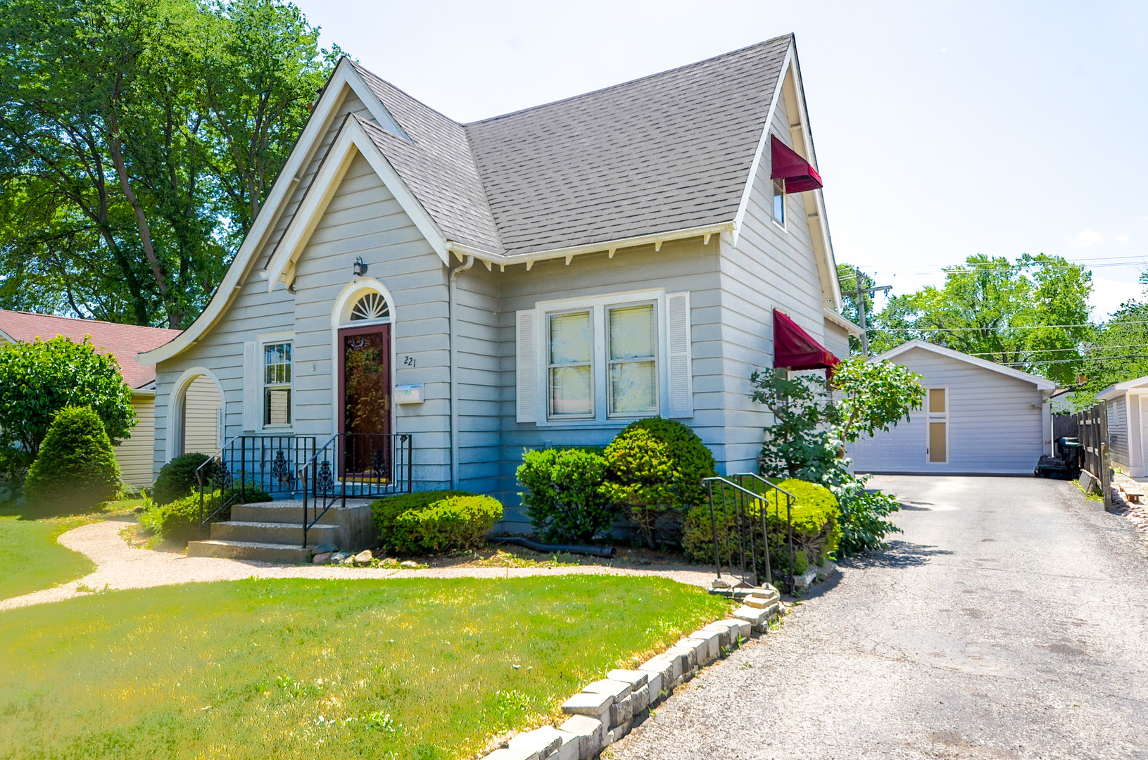 221 W Courtland Street