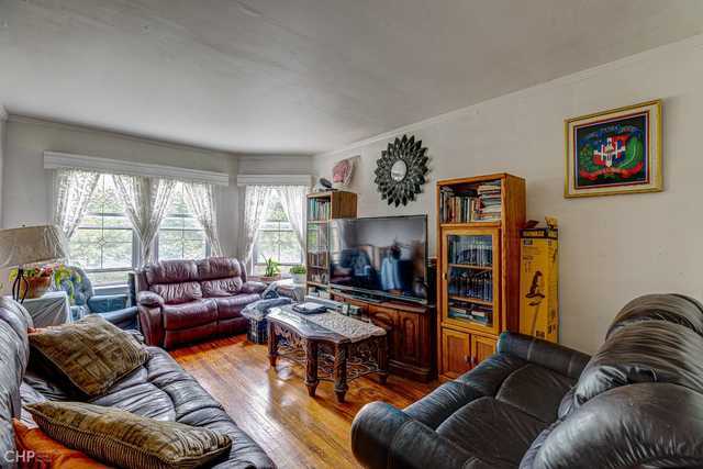 2832 N Mozart Street