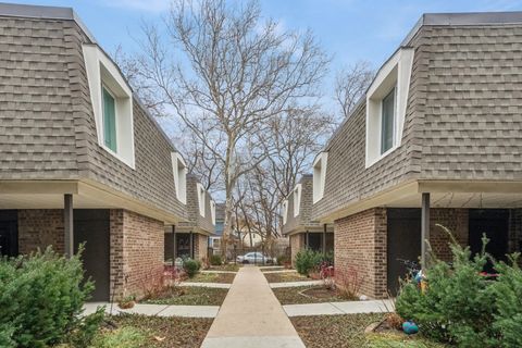 Photo of 1627 W Belle Plaine Avenue, Chicago, IL 60613 (MLS # 12572640)