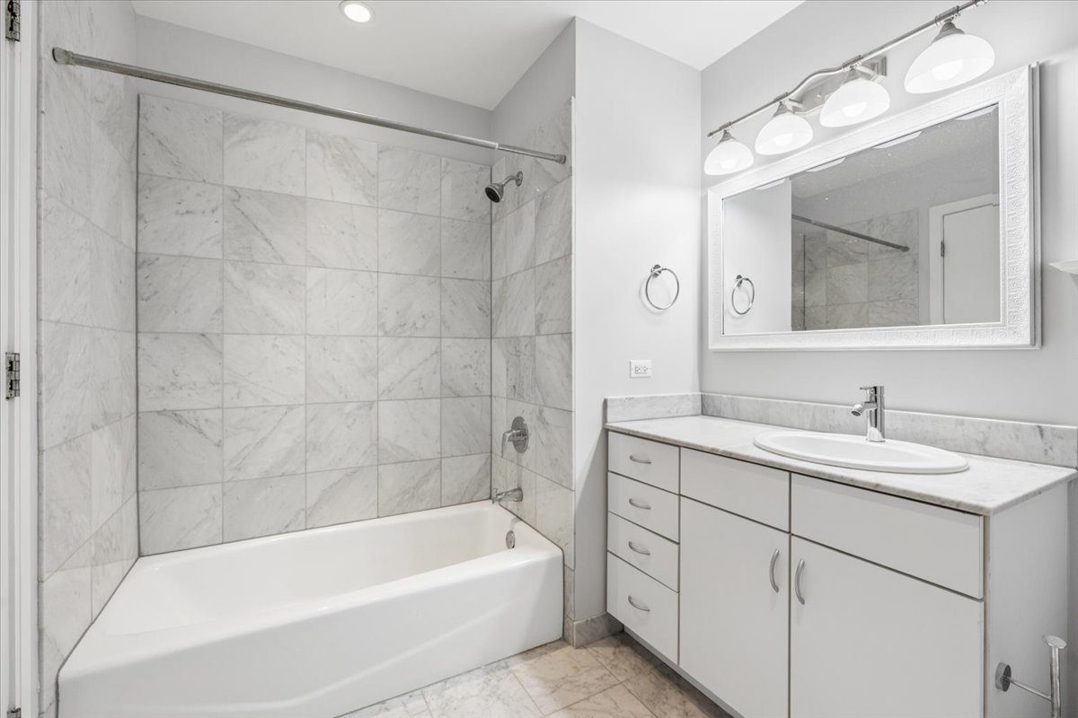 860 W Blackhawk Street 2805