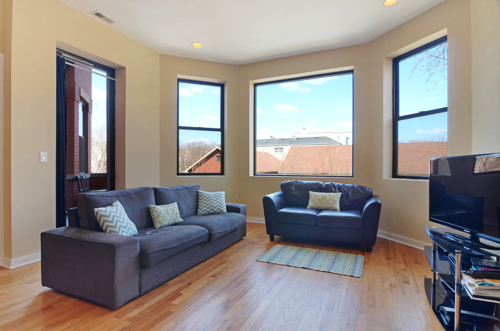 2147 W EVERGREEN Avenue 201