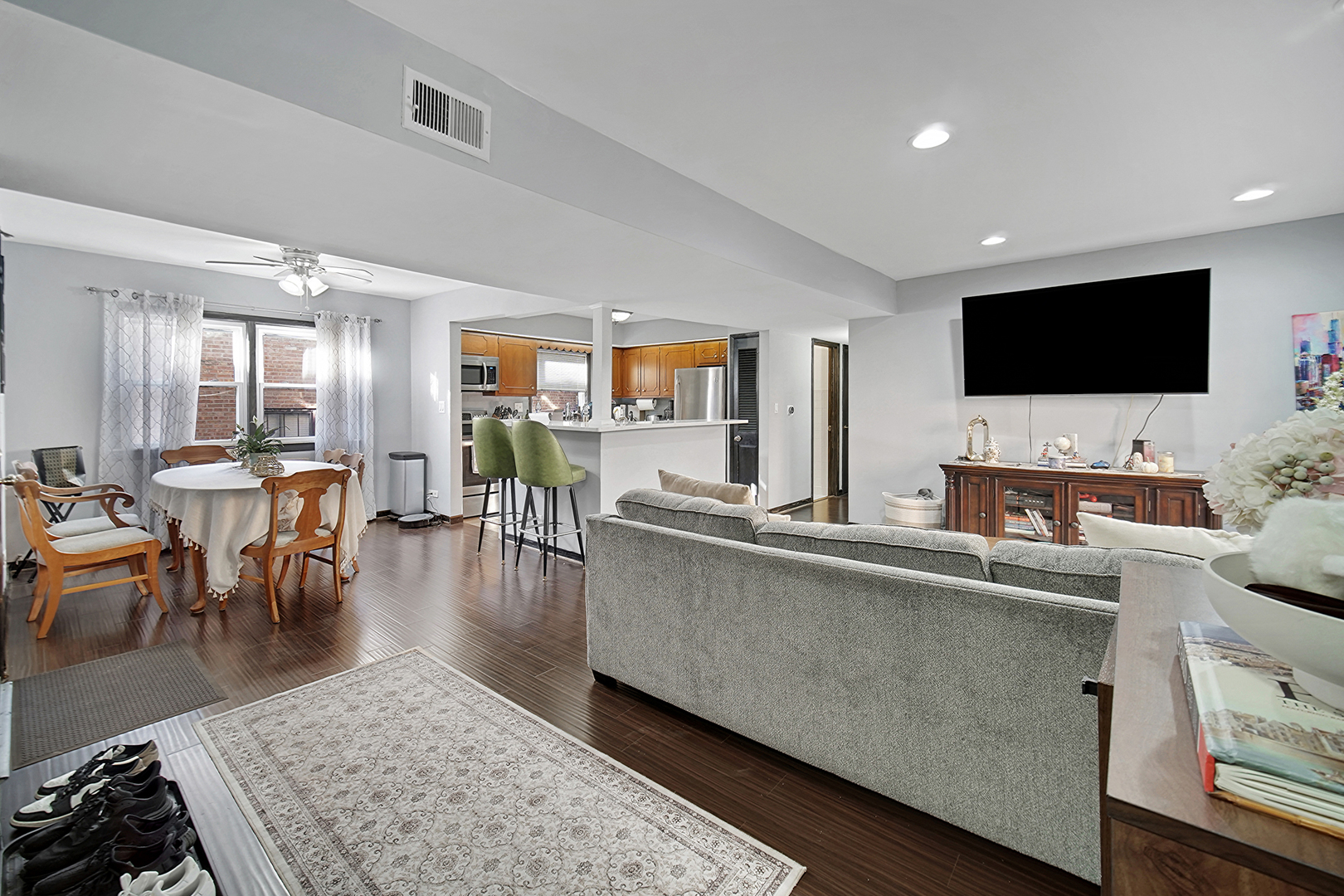 4337 N Kedvale Avenue 206