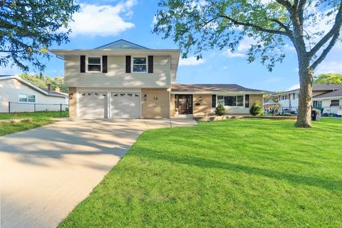 Photo of 305 Williams Drive, Schaumburg, IL 60193 (MLS # 12484877)