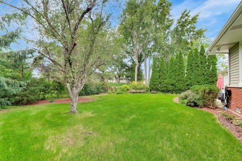 Tiny photo for 1914 N Burke Drive, Arlington Heights, IL 60004 (MLS # 12757498)