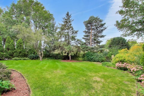 Tiny photo for 1914 N Burke Drive, Arlington Heights, IL 60004 (MLS # 12757498)
