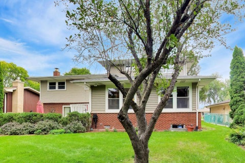 Tiny photo for 1914 N Burke Drive, Arlington Heights, IL 60004 (MLS # 12757498)