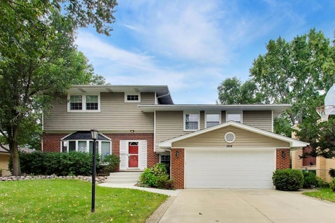 Photo of 1914 N Burke Drive, Arlington Heights, IL 60004 (MLS # 12757498)
