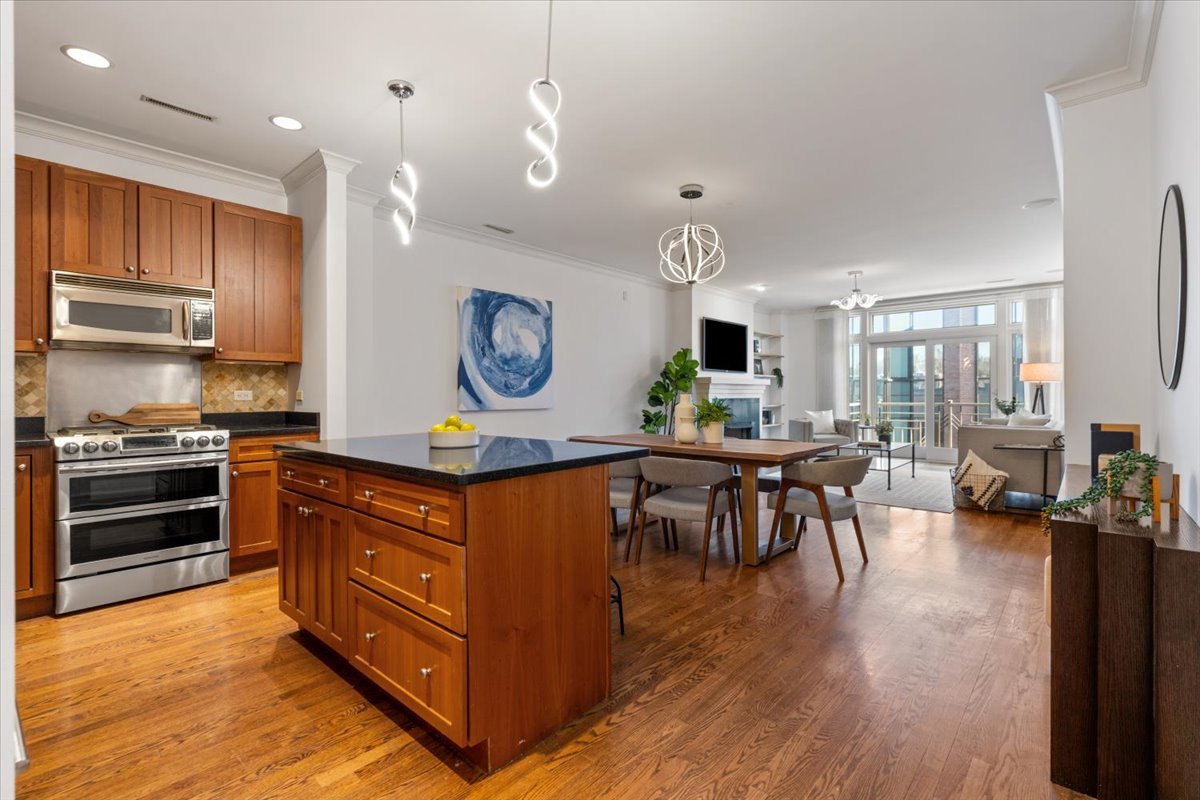 800 W Cornelia Avenue 407