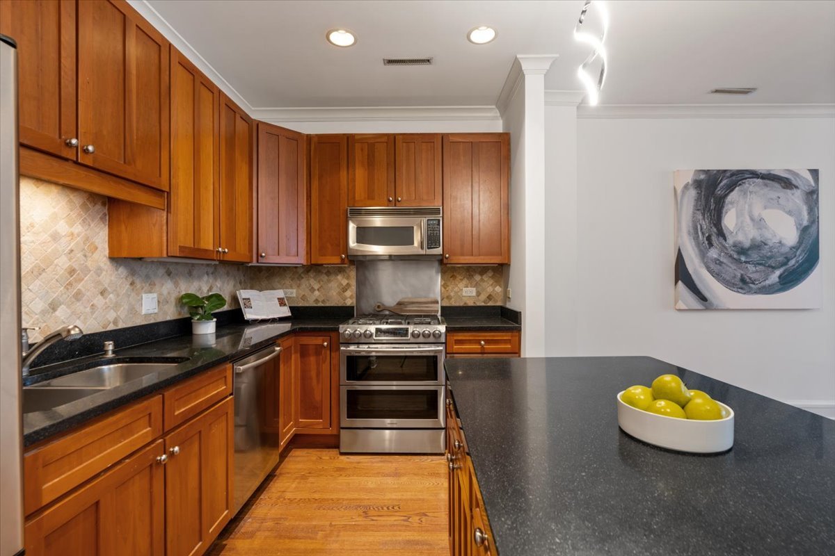 800 W Cornelia Avenue 407