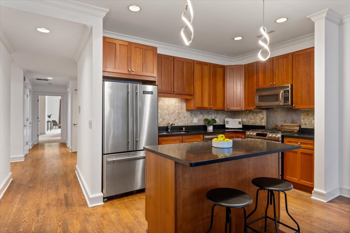 800 W Cornelia Avenue 407