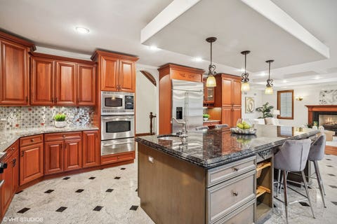 Tiny photo for 3832 W Chase Avenue, Lincolnwood, IL 60712 (MLS # 12667530)