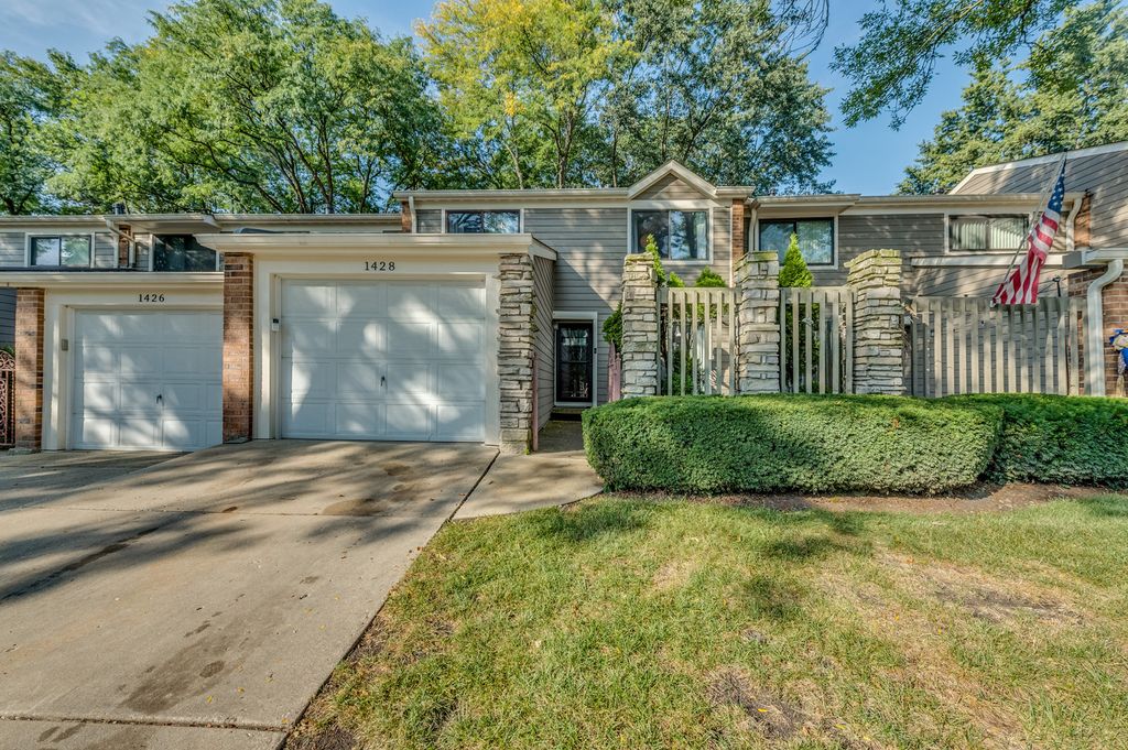 Photo for 1428 N Bridgeport Drive, Mount Prospect, IL 60056 (MLS # 12476499)