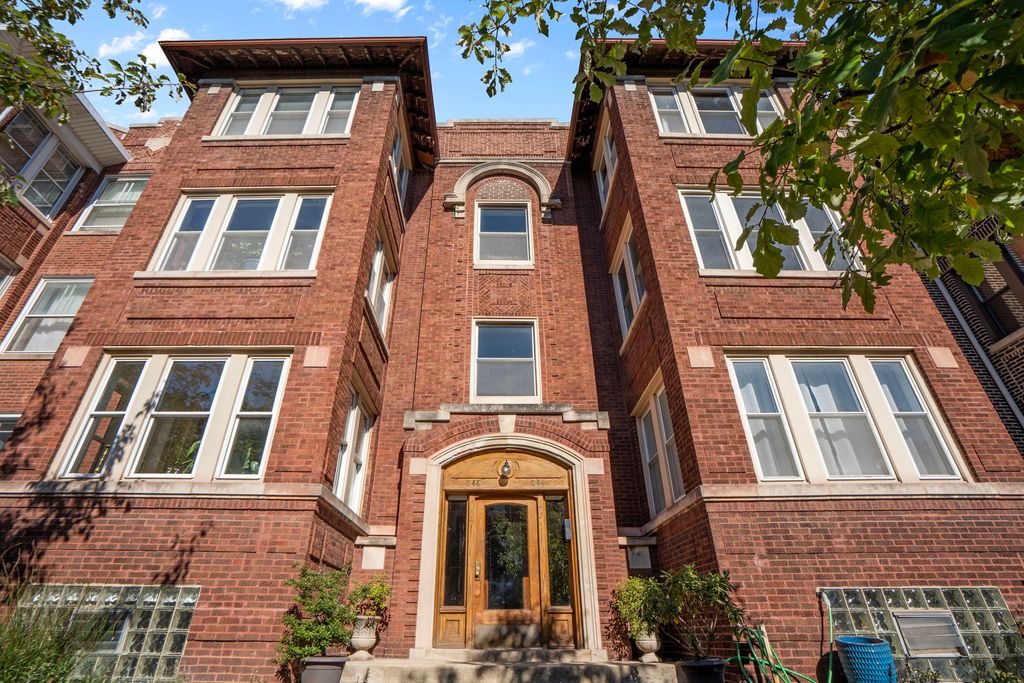 Photo for 846 W GUNNISON Street #2W, Chicago, IL 60640 (MLS # 12504213)