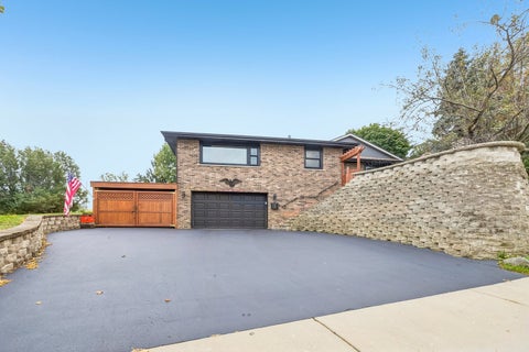 Photo of 276 N Jackson Road, Clarendon Hills, IL 60514 (MLS # 12781832)
