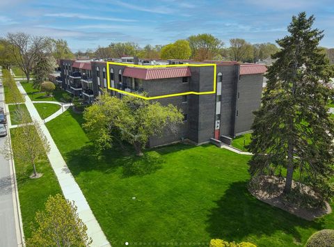 Tiny photo for 1255 W Prospect Avenue #302, Mount Prospect, IL 60056 (MLS # 12702480)