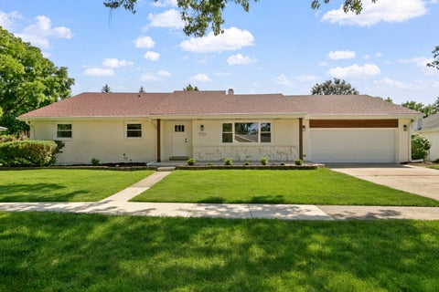 Photo of 7721 Stevens Street, Darien, IL 60561 (MLS # 12743051)