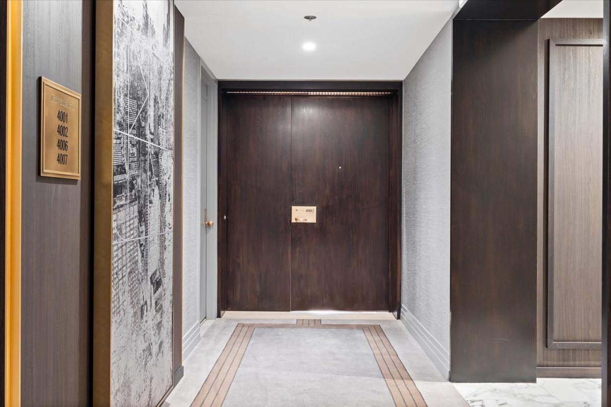 180 E PEARSON Street 4002