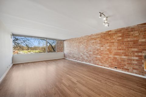 Tiny photo for 2020 ST. JOHNS Avenue #208, Highland Park, IL 60035 (MLS # 12579039)