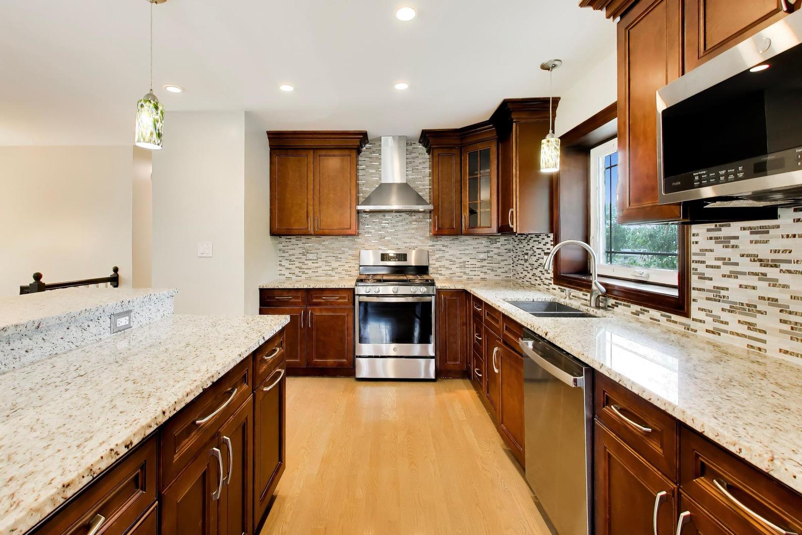 21W579 Kensington Road