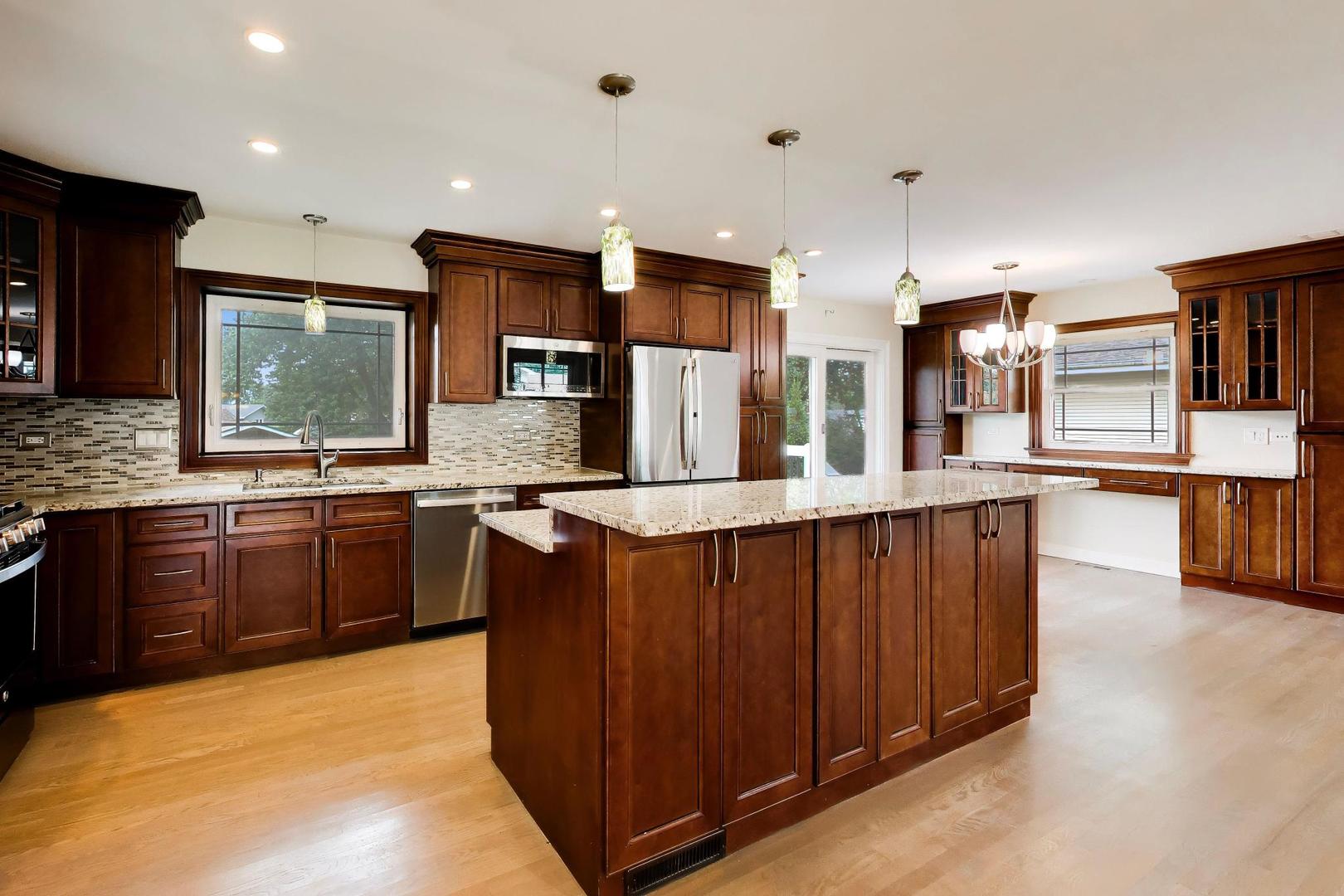 21W579 Kensington Road
