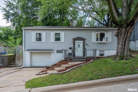 Photo of 15 RIVERVIEW Lane, Bettendorf, IA 52722 (MLS # QC4265995)