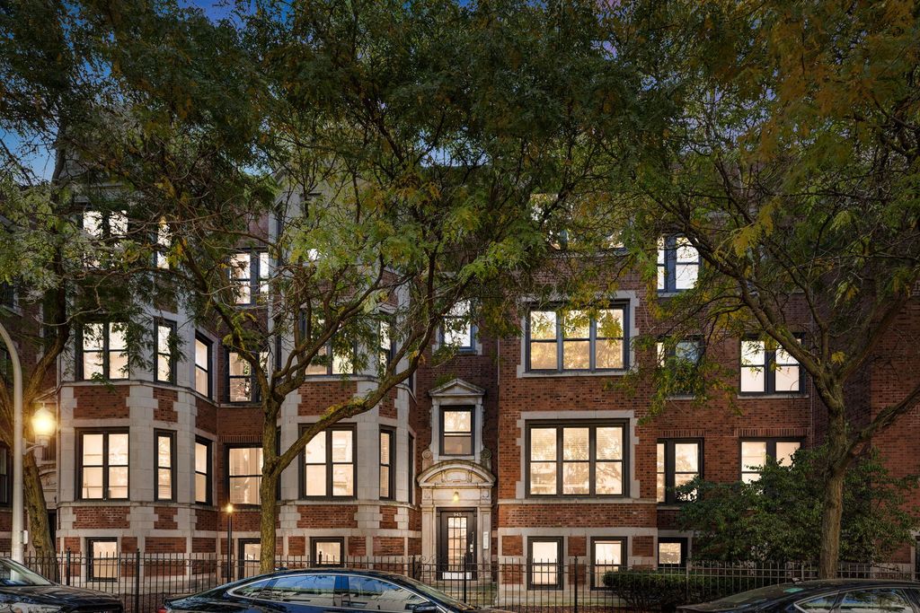 Photo for 945 W GORDON Terrace #2W, Chicago, IL 60613 (MLS # 12485243)