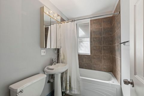 Tiny photo for 945 W GORDON Terrace #2W, Chicago, IL 60613 (MLS # 12485243)