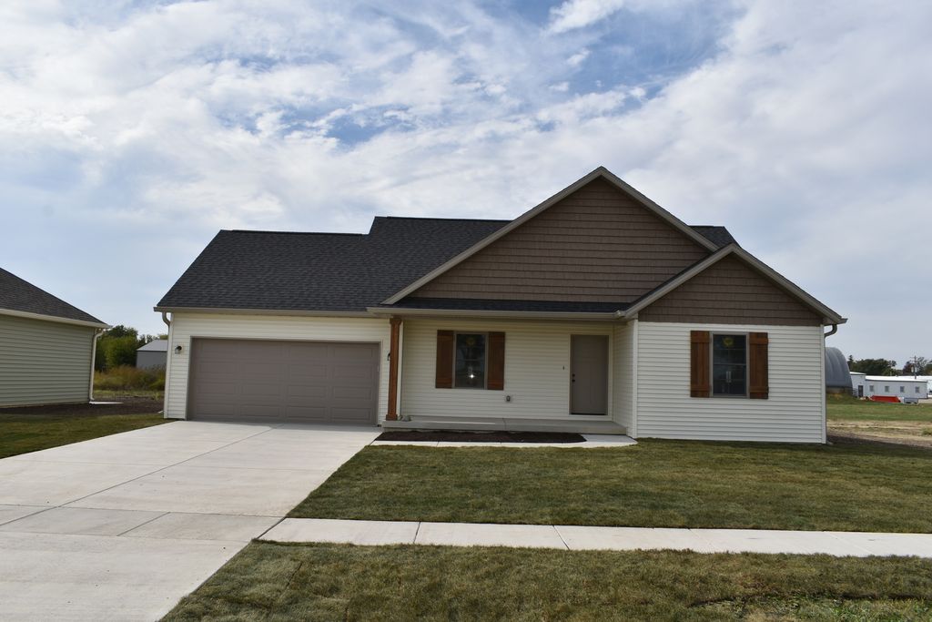 Photo for 180 S Oak Street, El Paso, IL 61738 (MLS # 12467316)