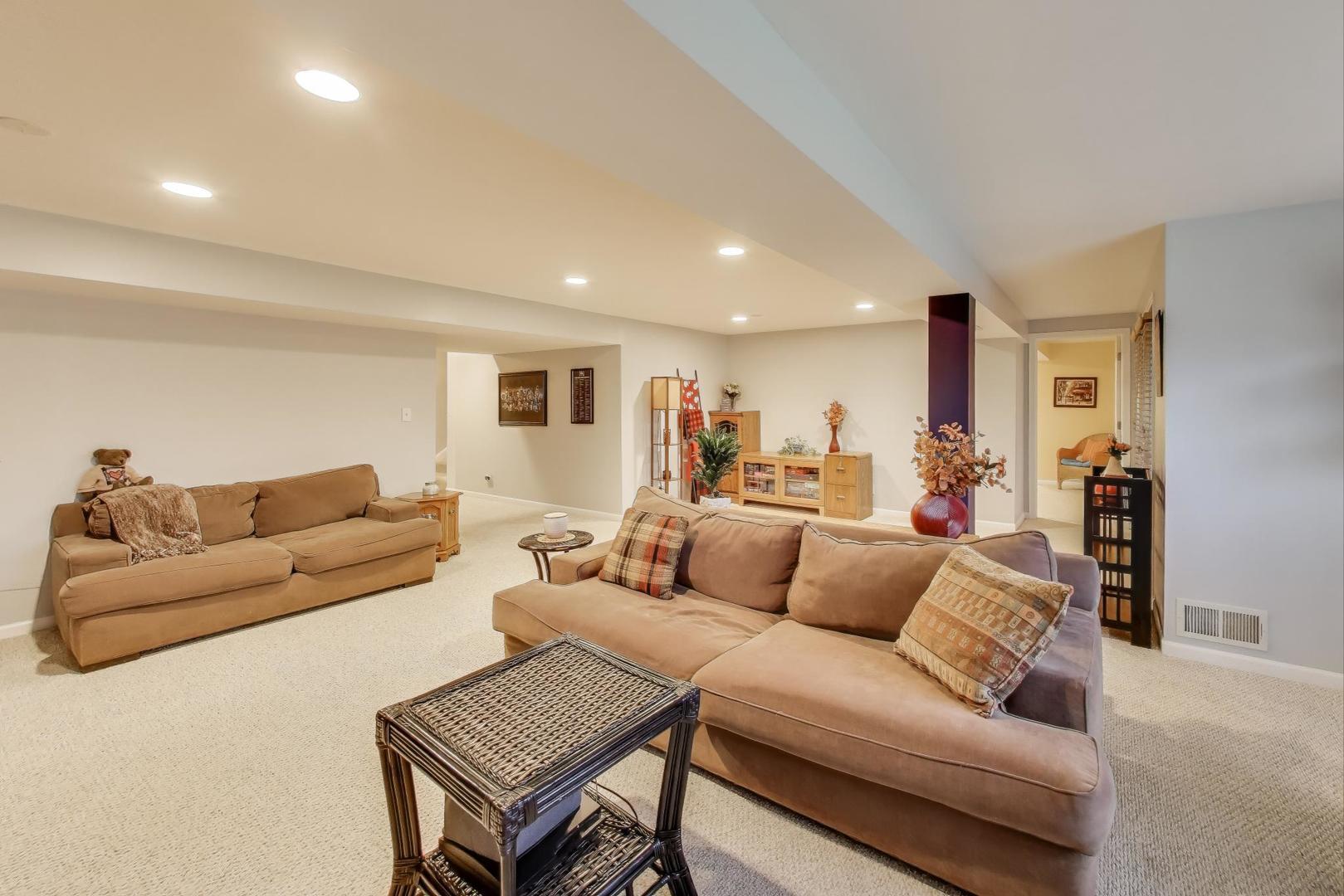 Elgin, Illinois 60124, United States, 5 Bedrooms Bedrooms, ,4 BathroomsBathrooms,Residential,Contingent,250856