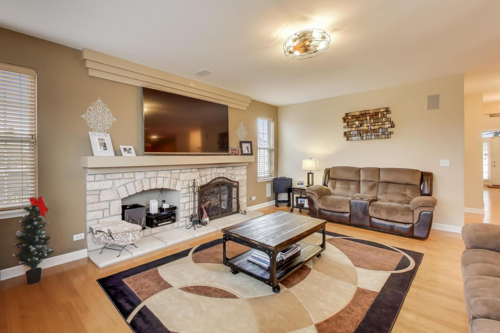 Elgin, Illinois 60124, United States, 5 Bedrooms Bedrooms, ,4 BathroomsBathrooms,Residential,Contingent,250856