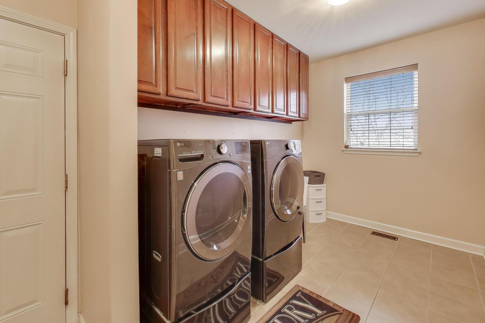 Elgin, Illinois 60124, United States, 5 Bedrooms Bedrooms, ,4 BathroomsBathrooms,Residential,Contingent,250856