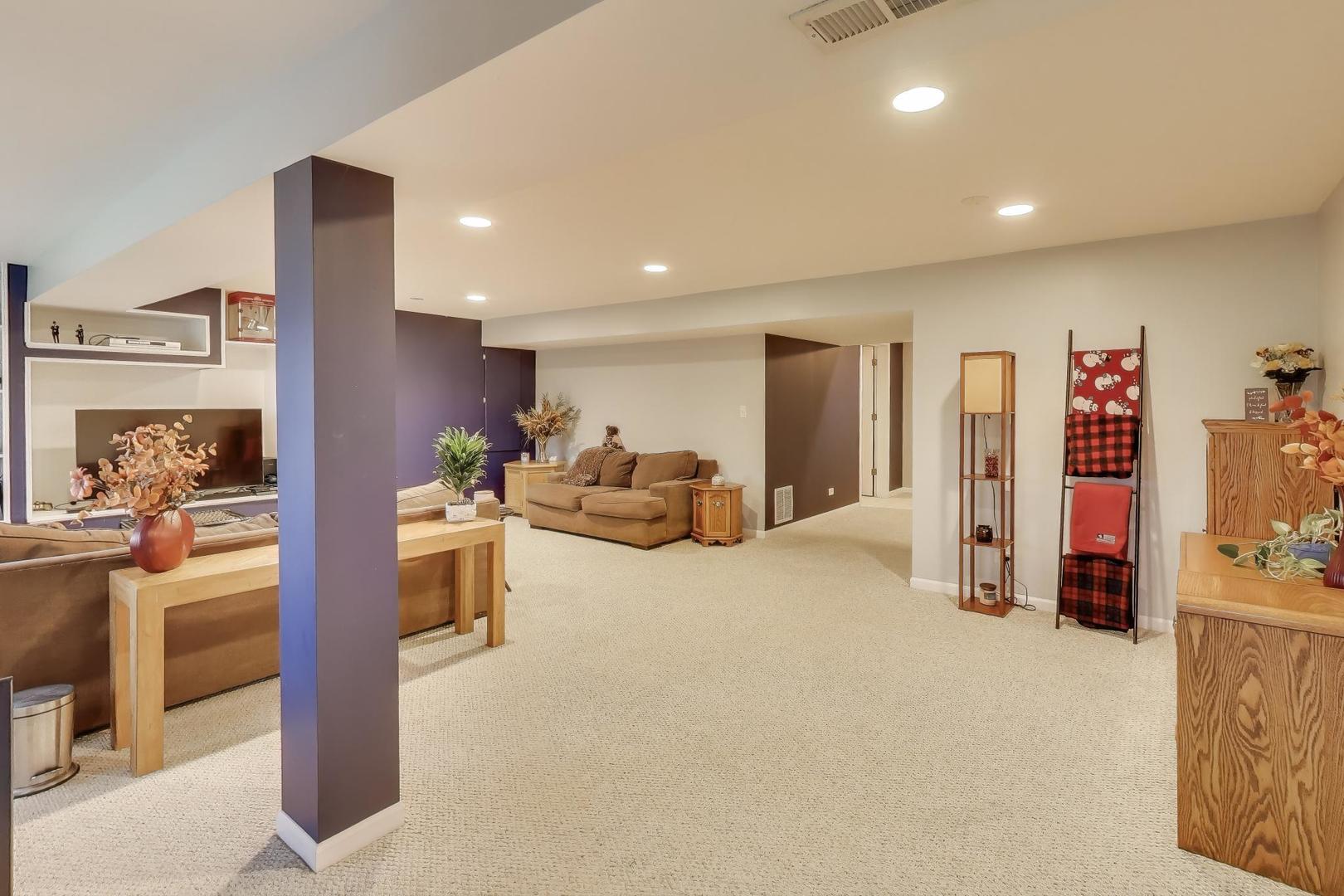 Elgin, Illinois 60124, United States, 5 Bedrooms Bedrooms, ,4 BathroomsBathrooms,Residential,Contingent,250856