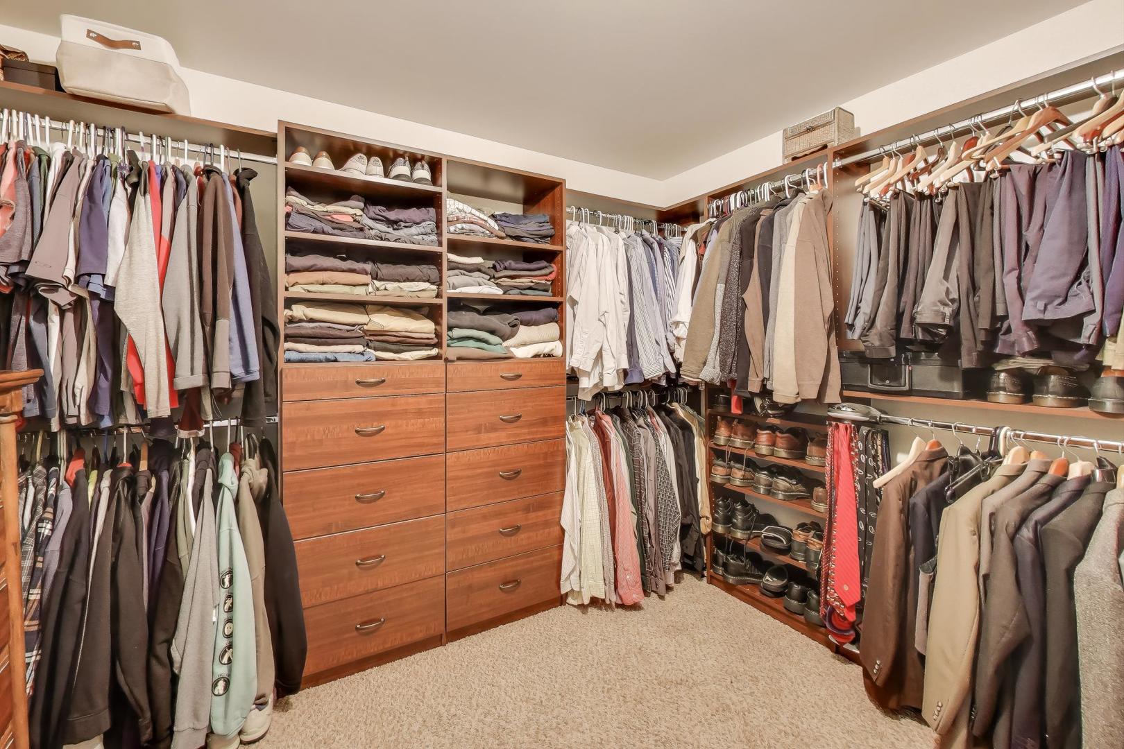 Elgin, Illinois 60124, United States, 5 Bedrooms Bedrooms, ,4 BathroomsBathrooms,Residential,Contingent,250856