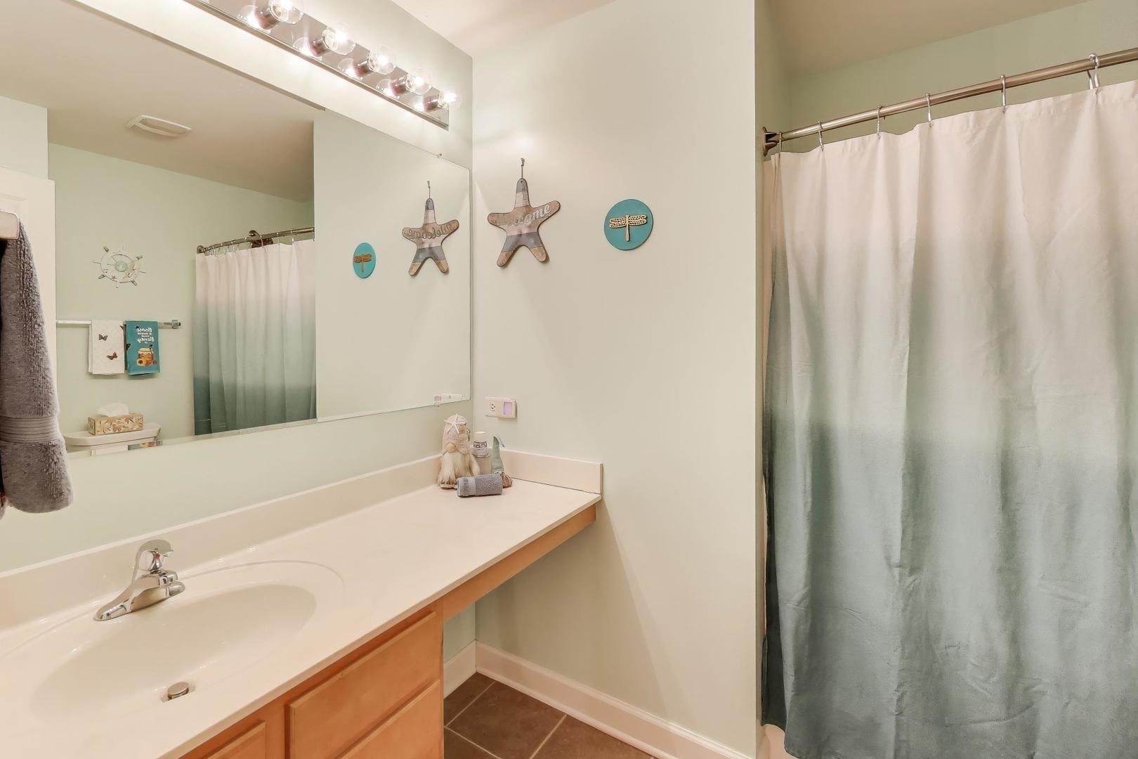 Elgin, Illinois 60124, United States, 5 Bedrooms Bedrooms, ,4 BathroomsBathrooms,Residential,Contingent,250856