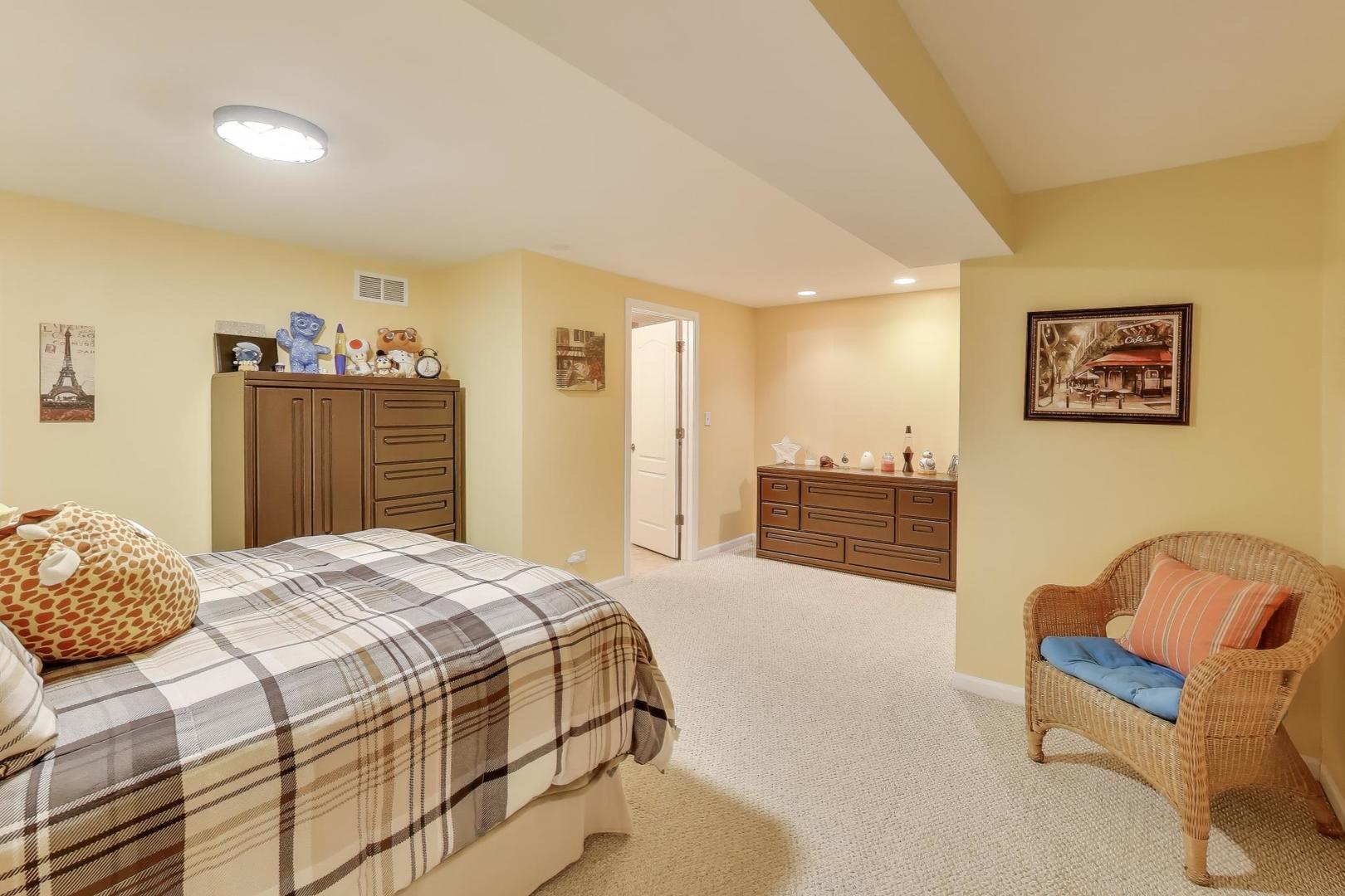 Elgin, Illinois 60124, United States, 5 Bedrooms Bedrooms, ,4 BathroomsBathrooms,Residential,Contingent,250856