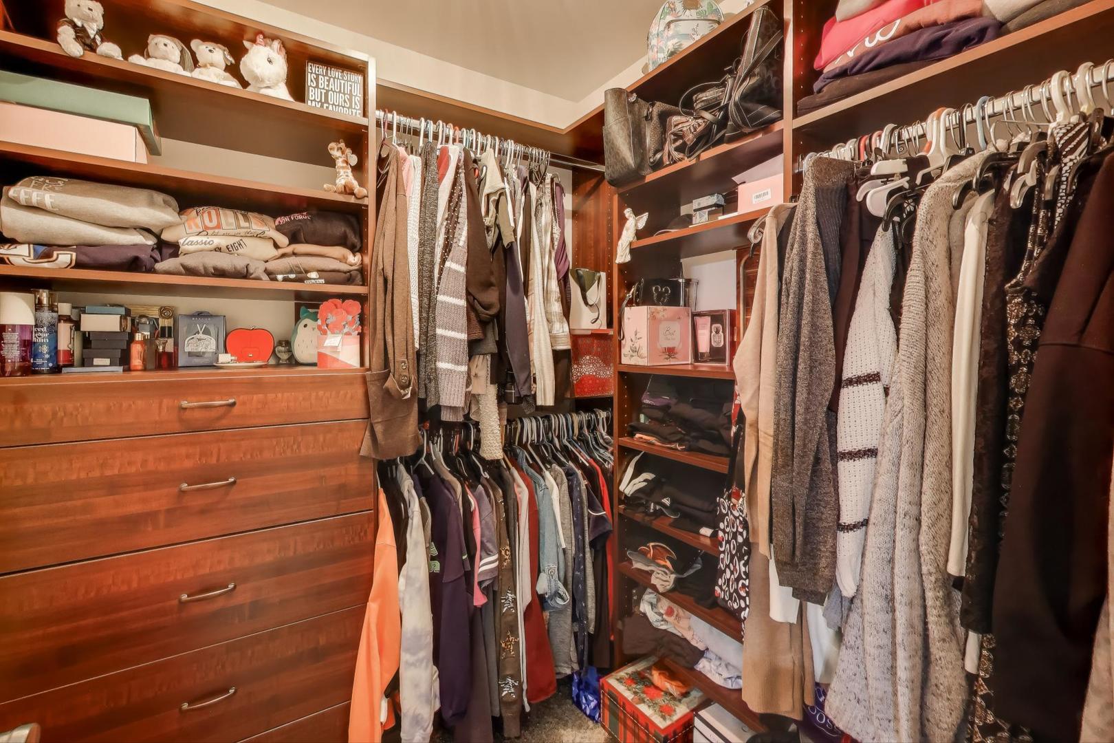 Elgin, Illinois 60124, United States, 5 Bedrooms Bedrooms, ,4 BathroomsBathrooms,Residential,Contingent,250856