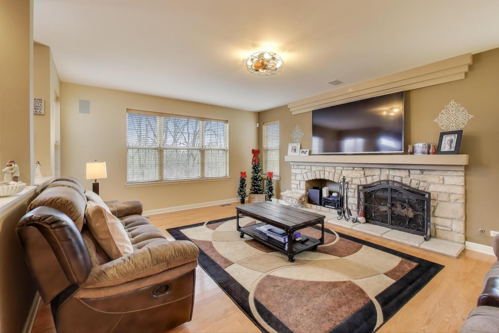 Elgin, Illinois 60124, United States, 5 Bedrooms Bedrooms, ,4 BathroomsBathrooms,Residential,Contingent,250856