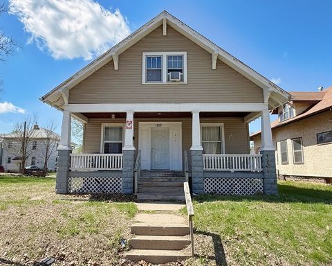 Photo of 1212 Glenhurst Court, Rock Island, IL 61201 (MLS # 12622818)