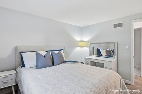 Tiny photo for Lindenhurst, IL 60046 (MLS # 12610937)